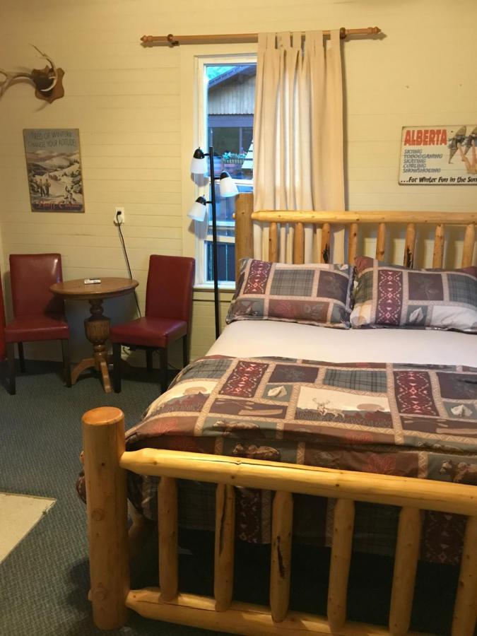 Holiday Lodge Cabins Banff Exterior photo